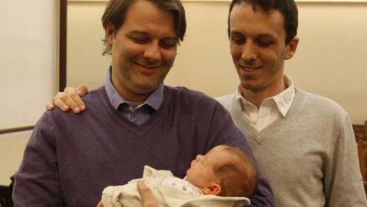 المولود الأول لأبوين مثليين في الأرجنتين